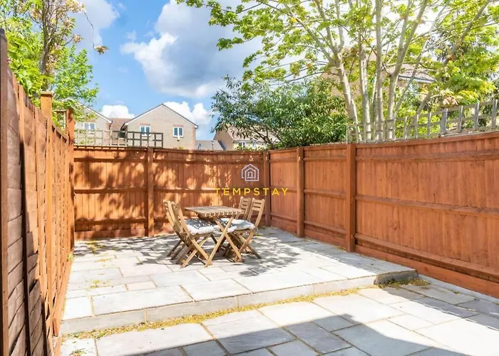 Cosy 2 Bed & Free Parking. Near Heathrow/Pinewood