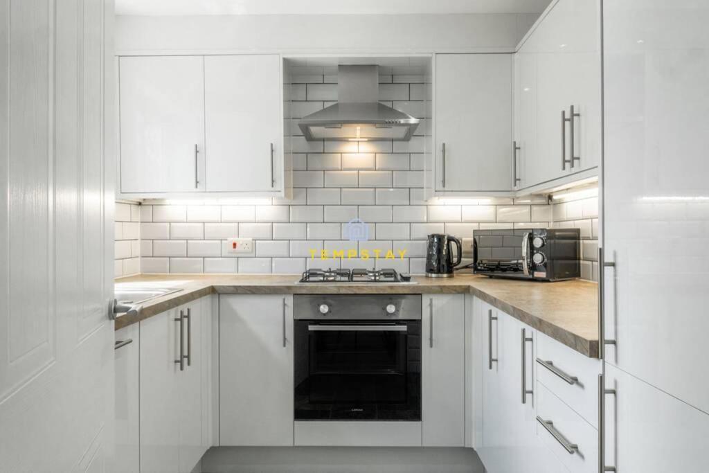 Cosy 2 Bed & Free Parking. Near Heathrow/pinewood Holiday home *