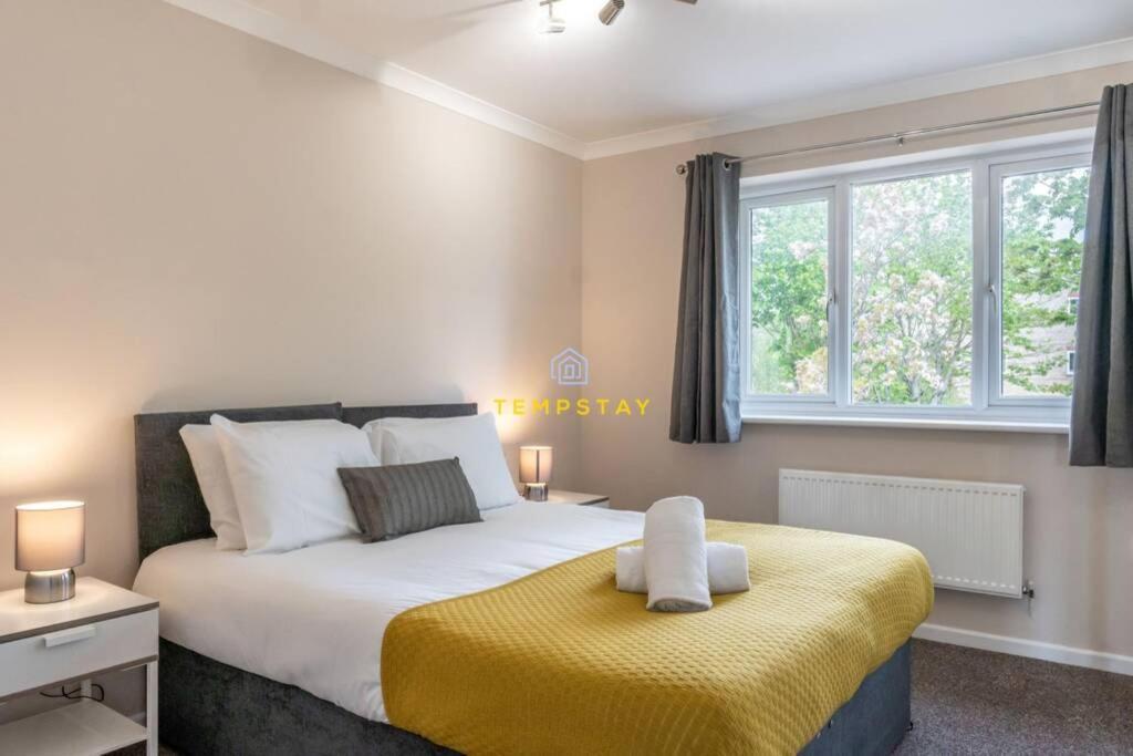 Cosy 2 Bed & Free Parking. Near Heathrow/pinewood Holiday home *