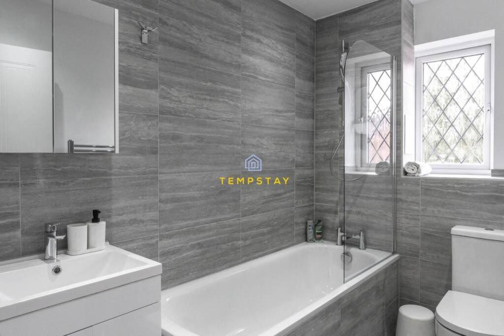 Holiday home Cosy 2 Bed & Free Parking. Near Heathrow/pinewood